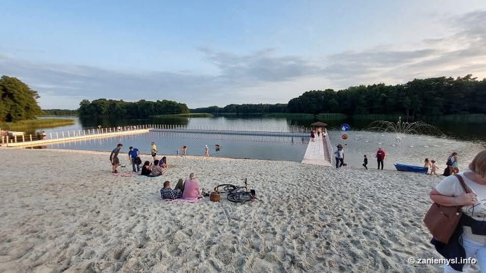 Panorama kąpieliska o zmierzchu