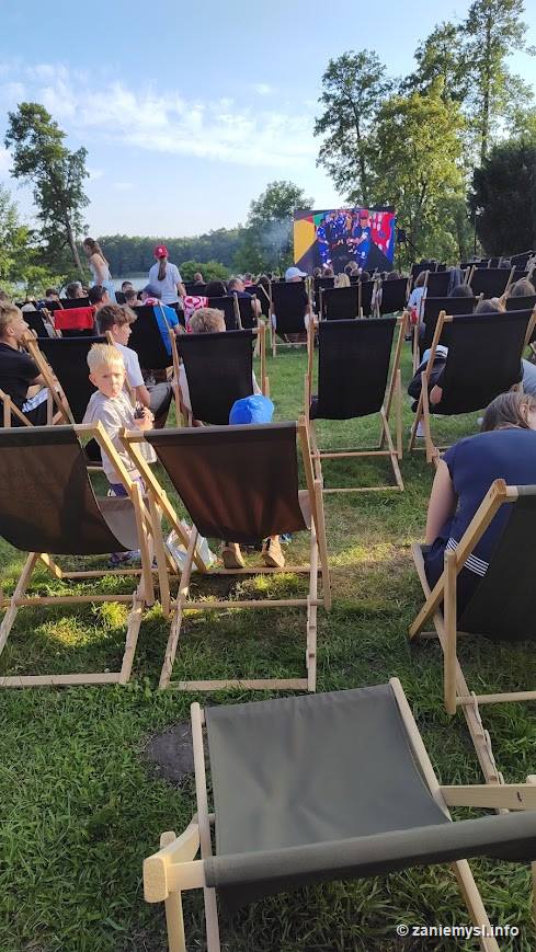 Kino plenerowe nad jeziorem