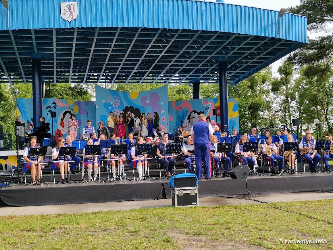 Orkiestra dęta na scenie amfiteatru