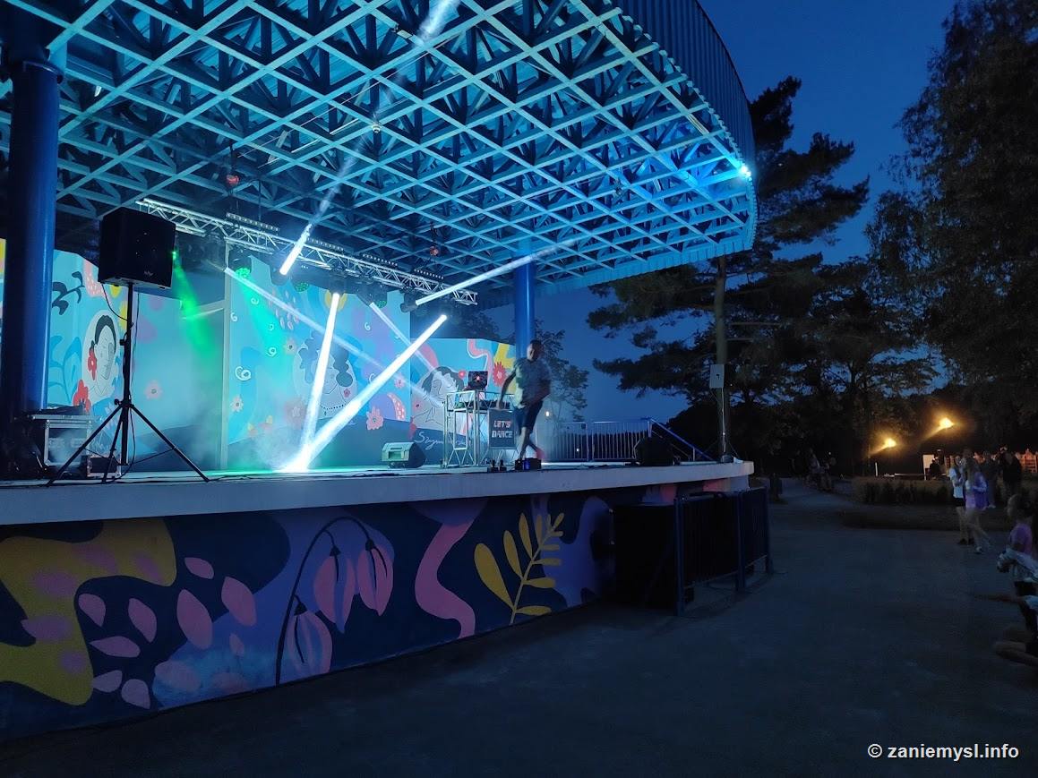 Wieczorny koncert w amfiteatrze nad jeziorem w Zaniemyślu
